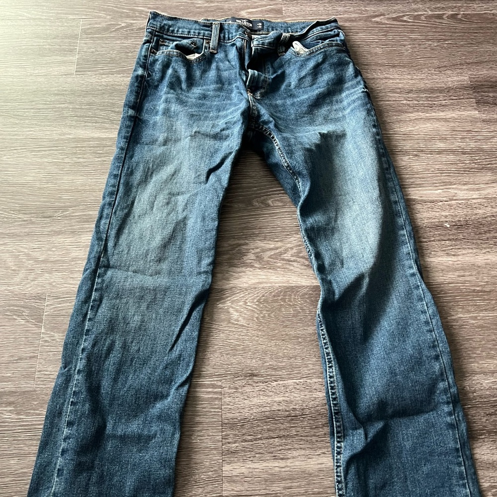 Guys Hollister jeans. Never worn!  Size 30/32   Classic straight. Epic flex.